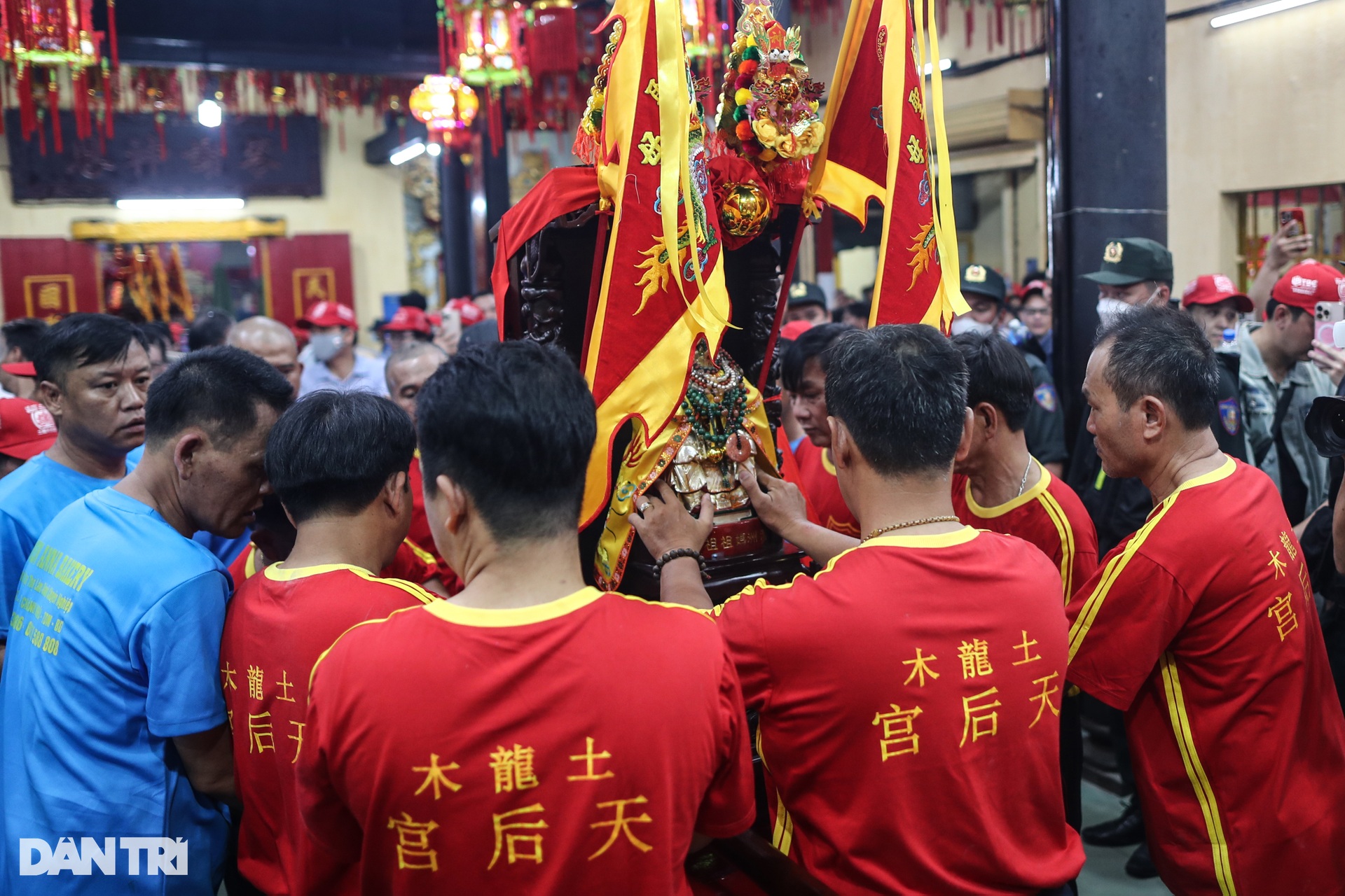 Hàng nghìn người tham dự lễ hội chùa Bà Bình Dương - 14 Hàng nghìn người tham dự lễ hội chùa Bà Bình Dương - 14