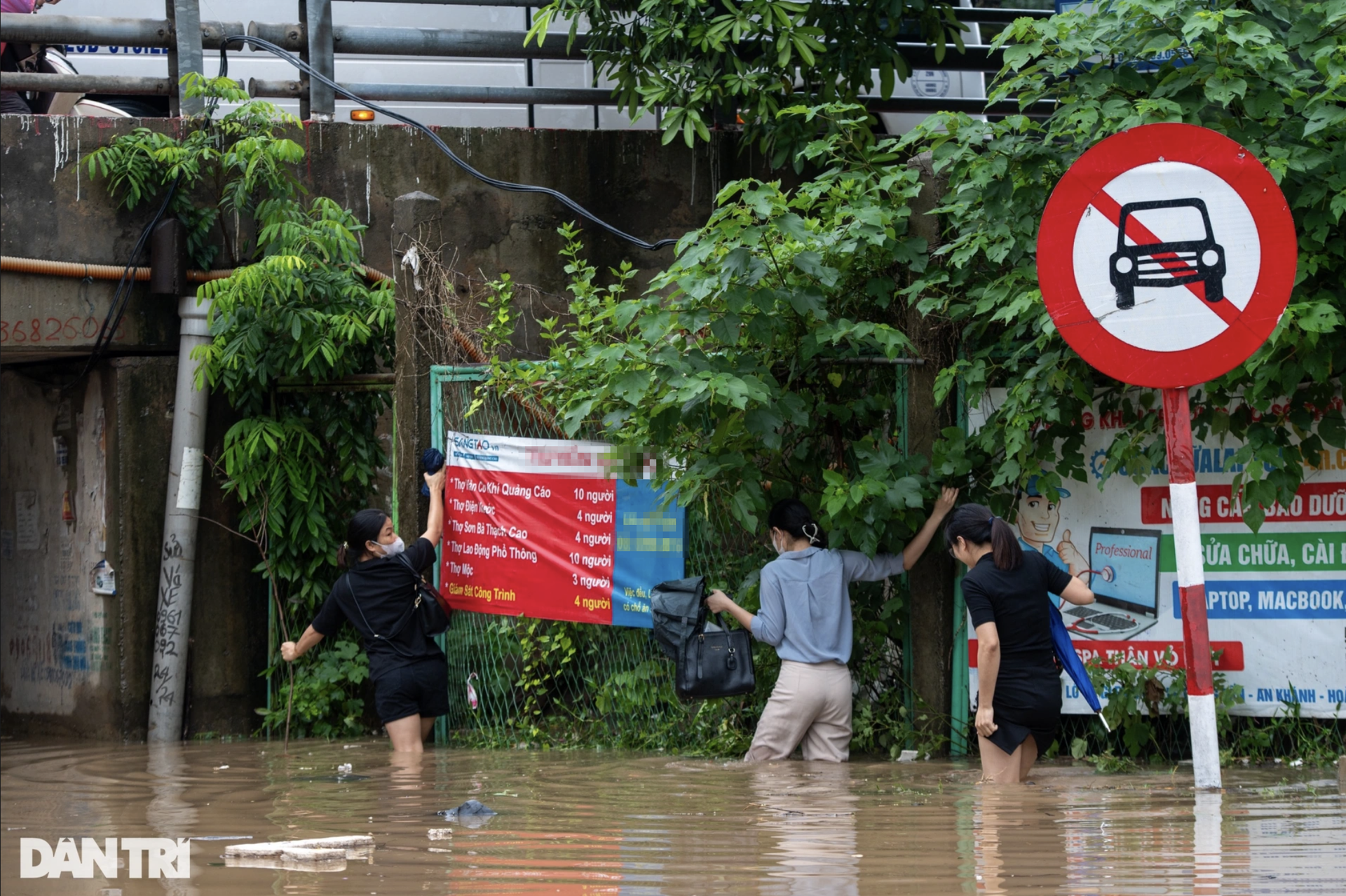 Mưa rả rích 2 ngày, Hà Nội ngập sâu nhiều tuyến phố, khu dân cư - 14 Mưa rả rích 2 ngày, Hà Nội ngập sâu nhiều tuyến phố, khu dân cư - 14