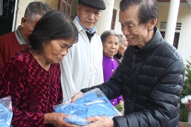 Bạn đọc Dân trí ủng hộ 200 chiếc áo ấm giúp bà con vùng lũ