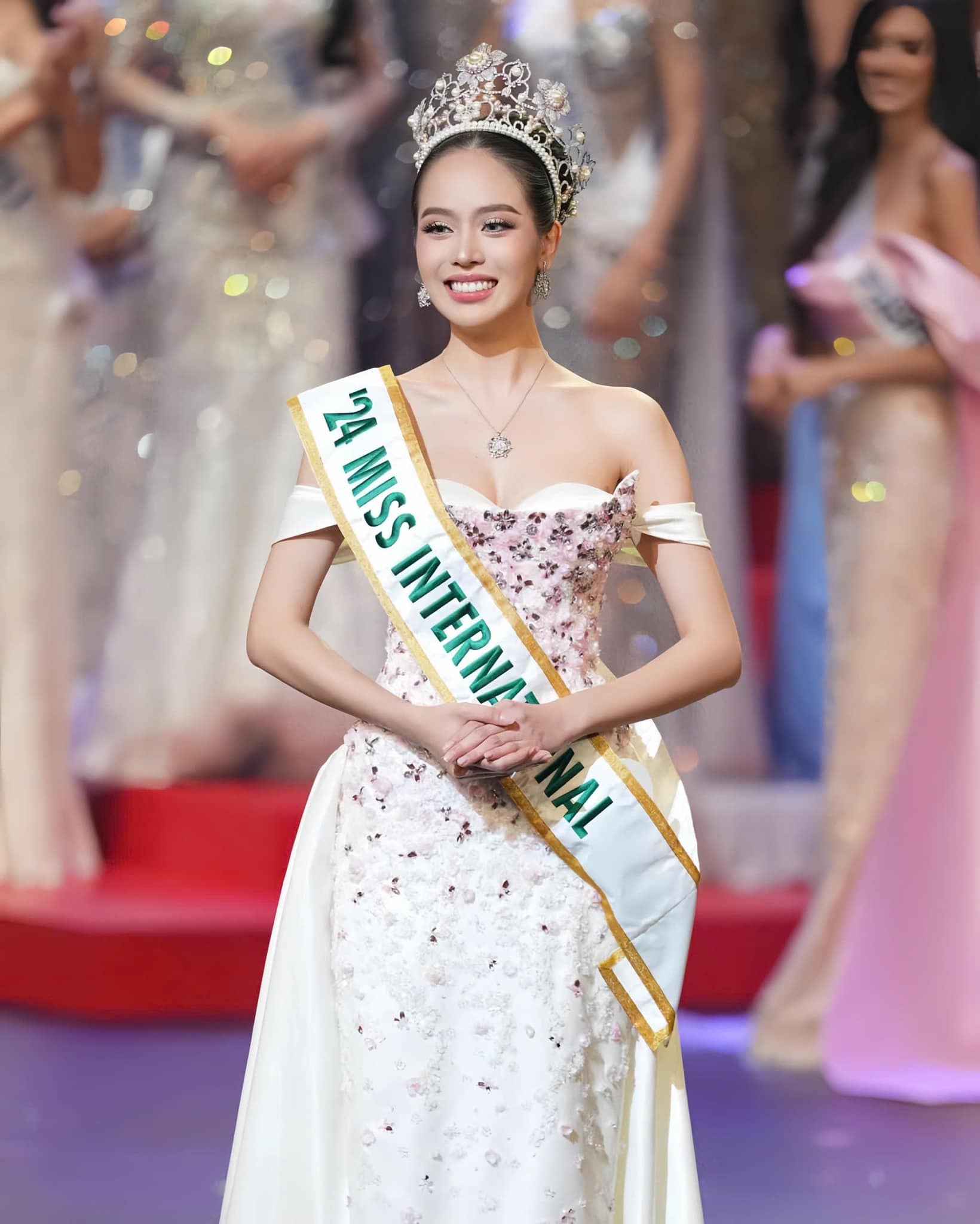 เล ฮวง เฟือง เผยขั้นตอนการสอนเดินแบบให้ ถั่น ถวี ชิงแชมป์นานาชาติ - 1 Lê Hoàng Phương hé lộ quá trình dạy catwalk cho Thanh Thủy thi quốc tế - 1