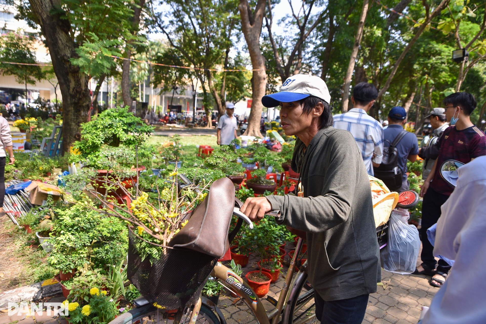 Người dân TPHCM mua cả xe hoa với giá 200.000 đồng trong ngày 30 Tết - 6 Người dân TPHCM mua cả xe hoa với giá 200.000 đồng trong ngày 30 Tết - 6