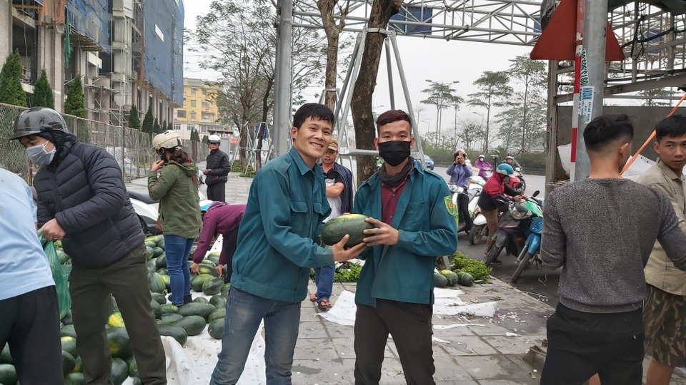 Dân Hà Nội đổ xô mua dưa hấu giải cứu nông dân các tỉnh phía Nam - 1 Dân Hà Nội đổ xô mua dưa hấu giải cứu nông dân các tỉnh phía Nam - 1