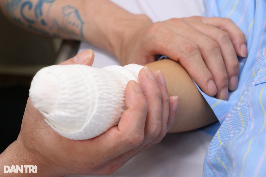 Bé trai 14 tuổi mất bàn tay sau tiếng nổ xé tai, bố nghẹn ngào nghe con hỏi - 3 Bé trai 14 tuổi mất bàn tay sau tiếng nổ xé tai, bố nghẹn ngào nghe con hỏi - 3
