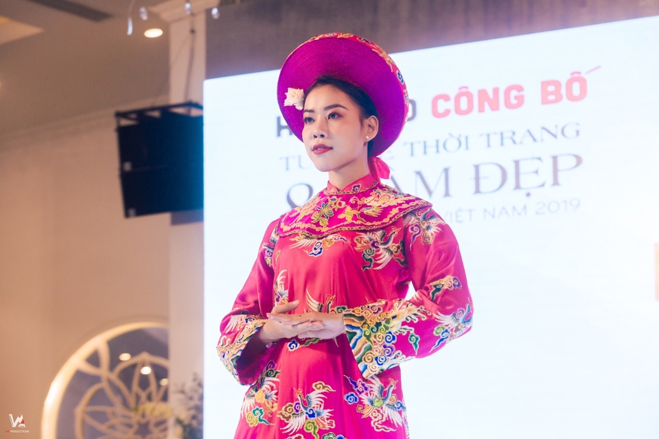 Lịm tim trước màn trình diễn thời trang của mẫu nhí 2 tuổi - 4 Lịm tim trước màn trình diễn thời trang của mẫu nhí 2 tuổi - 4