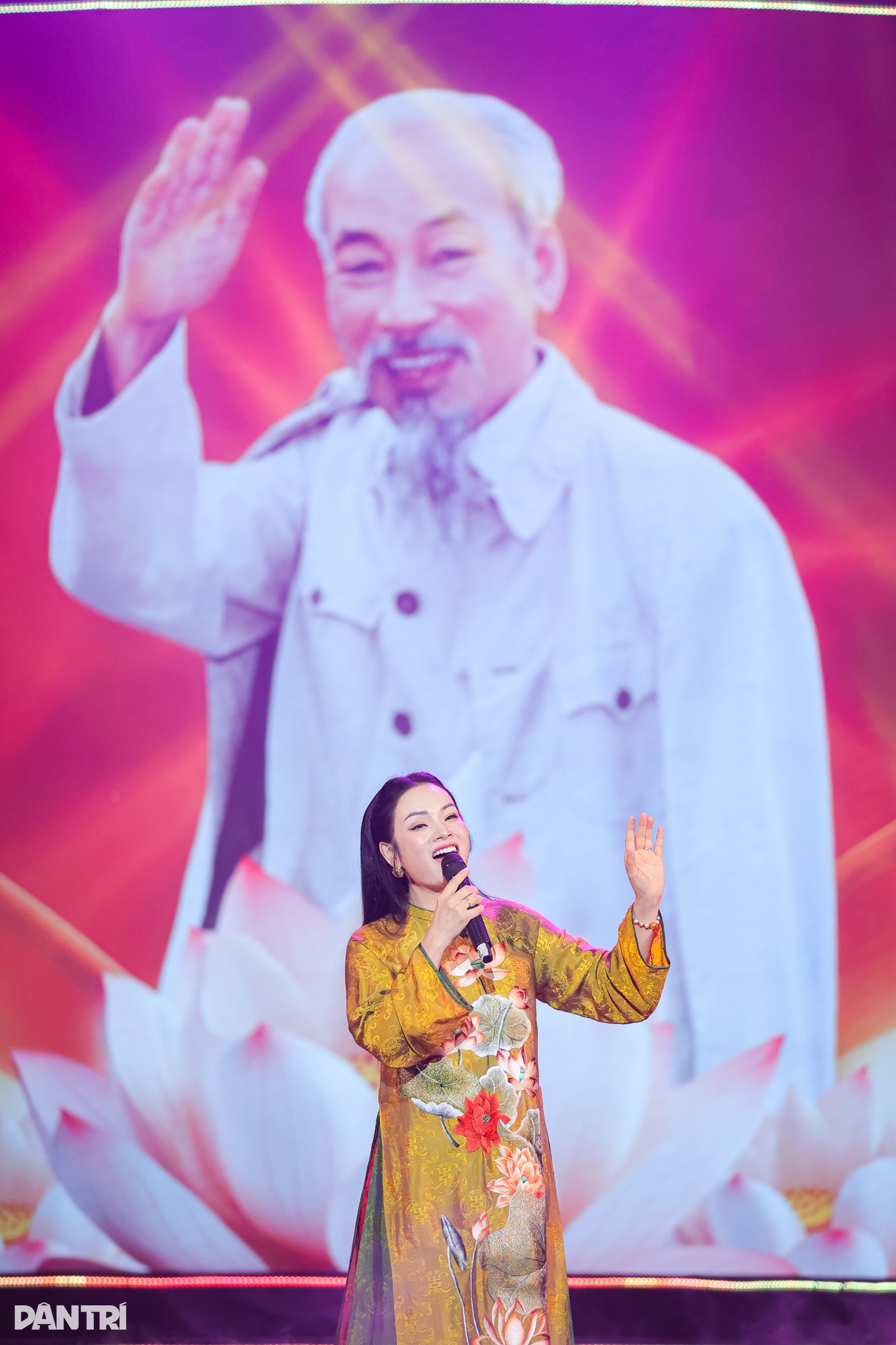 Xúc động đêm nhạc nhớ về Bác Hồ kính yêu - 4