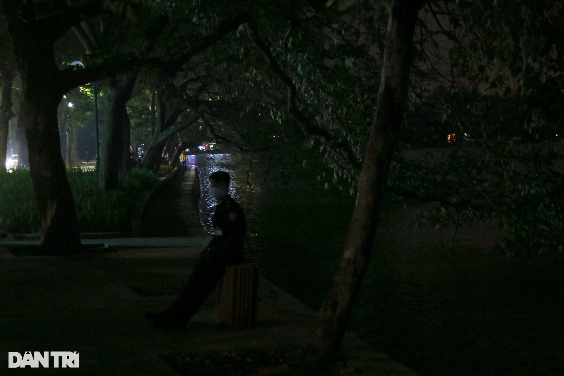 Hồ Gươm tắt đèn tưởng niệm nạn nhân tử vong trong đại dịch Covid-19 - 14