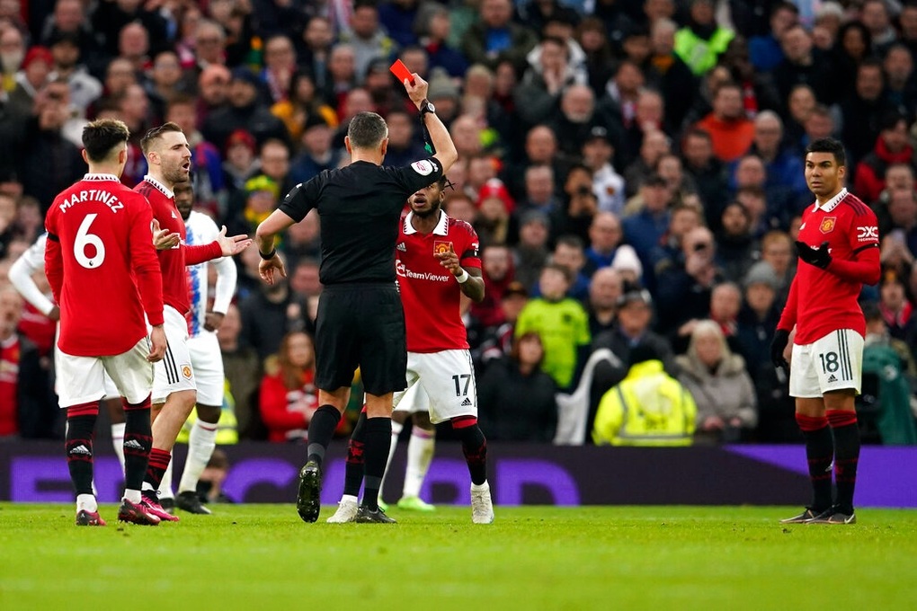 Casemiro nhận thẻ đỏ vì bóp cổ đối thủ, khiến Man Utd suýt ôm hận - 3 Casemiro nhận thẻ đỏ vì bóp cổ đối thủ, khiến Man Utd suýt ôm hận - 3