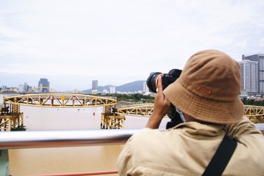 Cận cảnh hiếm thấy: Nâng nhịp cầu cho tàu, thuyền về Đà Nẵng trú bão