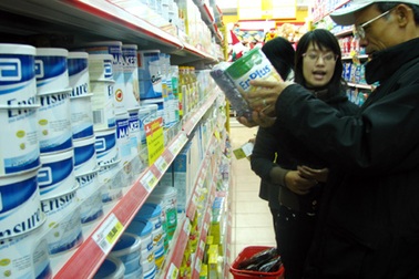 Sữa “xách tay”: Coi chừng tiền mất tật mang 