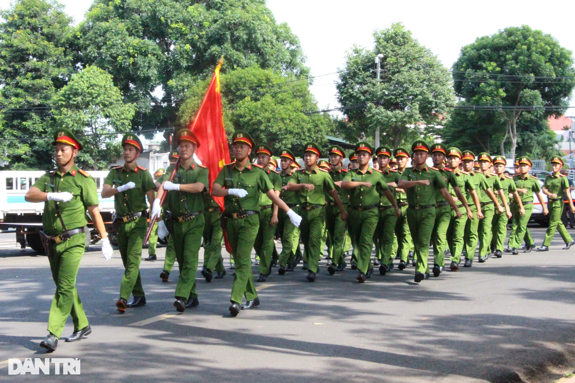 Chiến sĩ công an dùng mắt, yết hầu uốn cong thanh sắt - 1 Chiến sĩ công an dùng mắt, yết hầu uốn cong thanh sắt - 1
