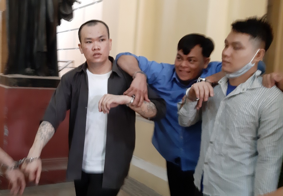 Phúc XO khập khiễng tới tòa - 1 Phúc XO khập khiễng tới tòa - 1