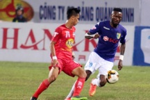 Tranh cãi về pha vào bóng “liều lĩnh” của Samson ở V-League