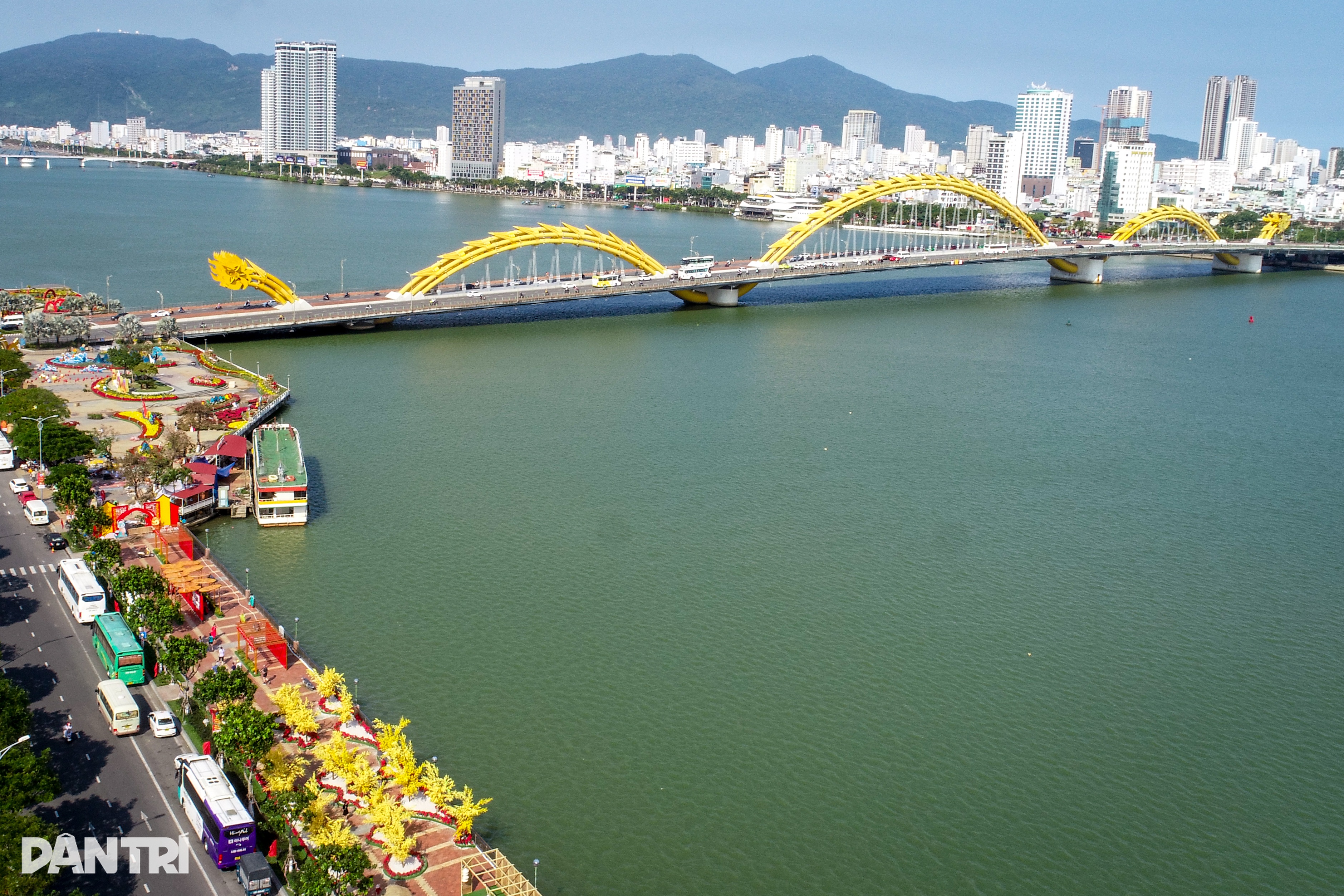 Mengungkap jalan bunga Tet Da Nang dengan maskot yang mensimulasikan jembatan naga yang menyemburkan api - 1 Lộ diện đường hoa Tết Đà Nẵng cùng linh vật mô phỏng cầu rồng phun lửa - 1