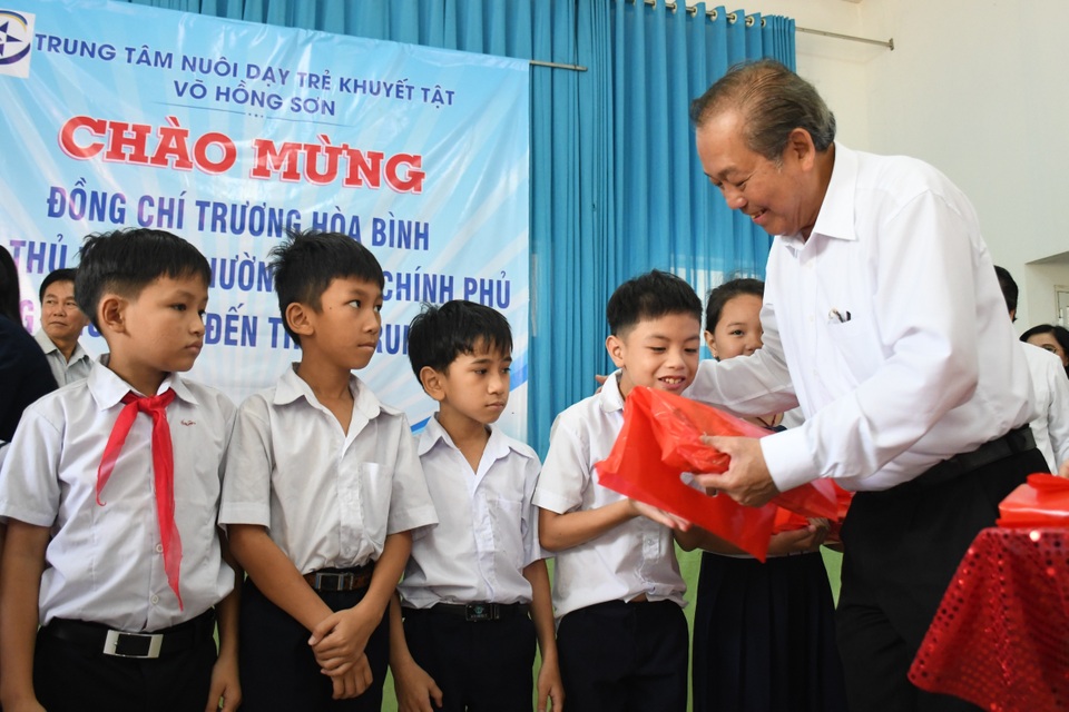 Phó Thủ tướng Trương Hòa Bình thăm, tặng quà trẻ khuyết tật tại Quảng Ngãi - 1 Phó Thủ tướng Trương Hòa Bình thăm, tặng quà trẻ khuyết tật tại Quảng Ngãi - 1