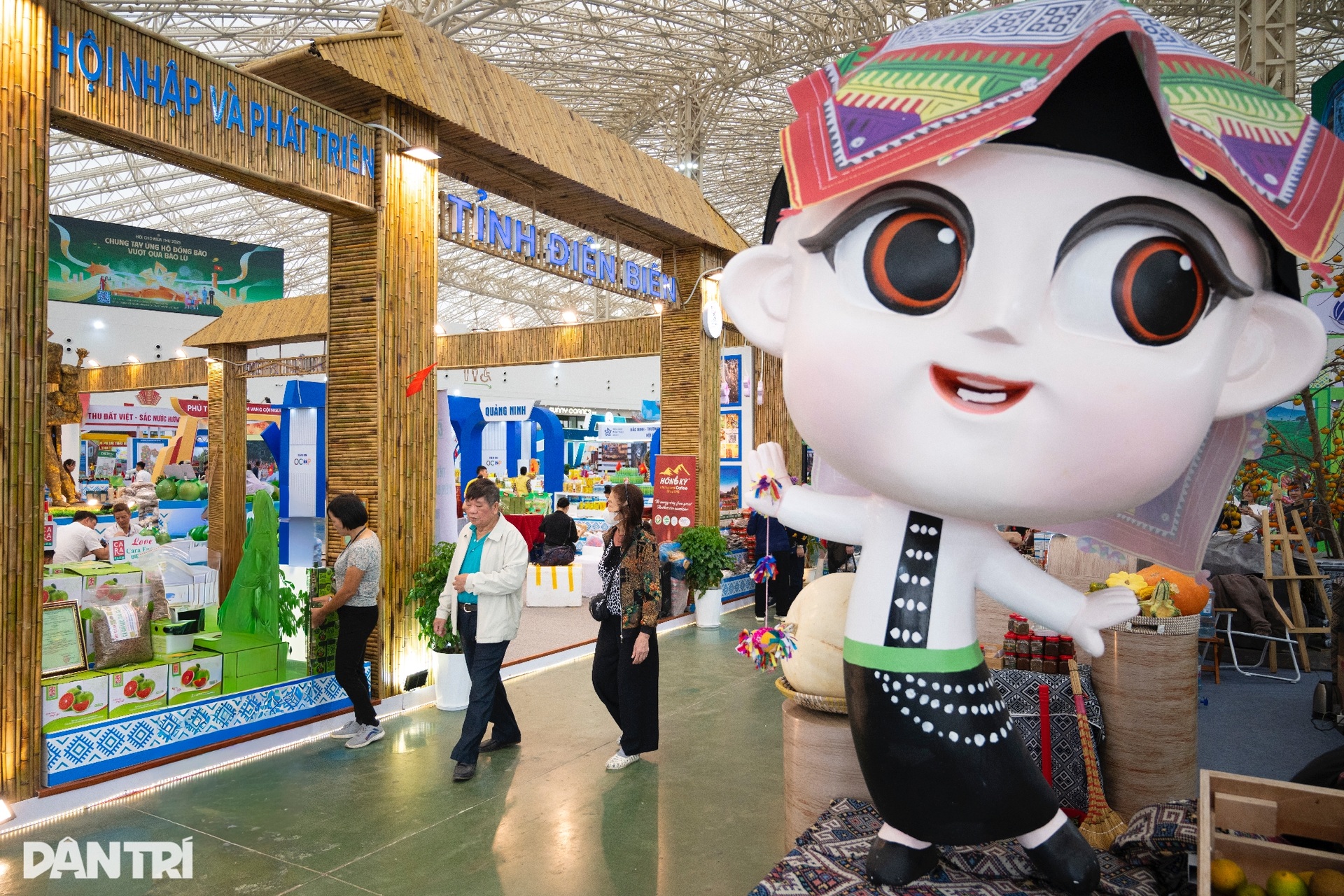 Warna-warna Barat Laut menonjol di ruang Pameran Musim Gugur - 3 Sắc màu Tây Bắc nổi bật giữa không gian Hội chợ Mùa Thu - 3