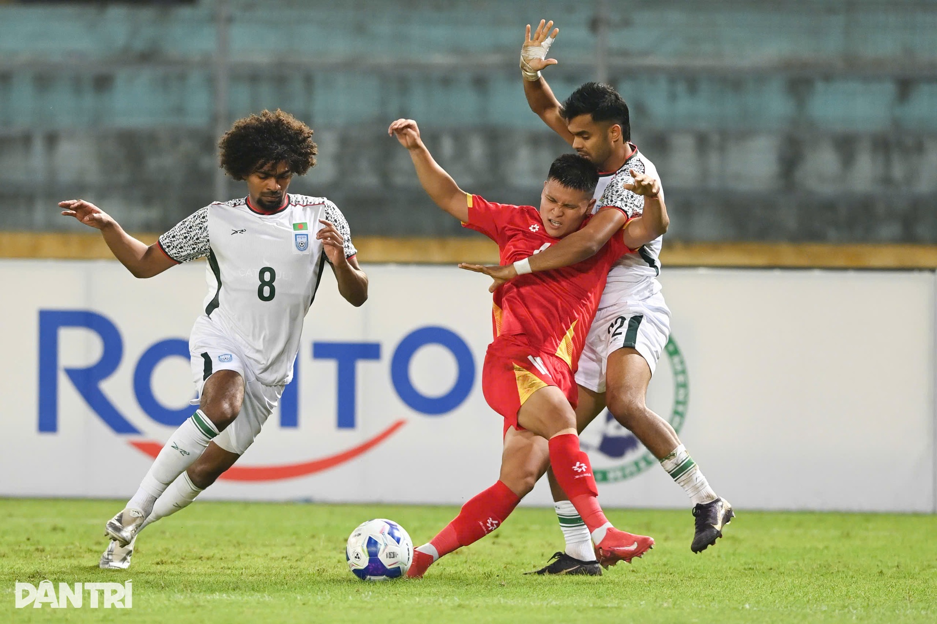 Màn trình diễn của Xuân Son, Hoàng Hên trong chiến thắng Bangladesh 3-0 - 3 Màn trình diễn của Xuân Son, Hoàng Hên trong chiến thắng Bangladesh 3-0 - 3