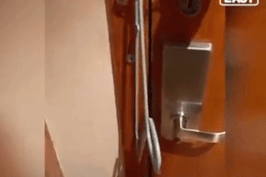 Mẹo khóa cửa phòng khách sạn chỉ bằng chiếc móc treo quần áo