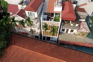 Gia đình ở Hà Nội có cách chống nắng “độc không ngờ” cho căn nhà hướng Tây