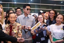 Cổ Thiên Lạc và Hồng Kim Bảo xuất hiện ở TPHCM, được fan săn đón