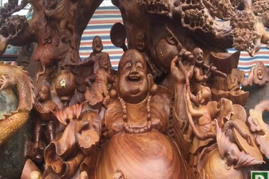 Chiêm ngưỡng pho tượng nặng 3,5 tấn, làm bằng gỗ quý có giá 1,2 tỷ đồng