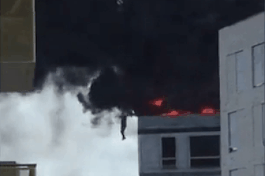 Thoát chết hỏa hoạn trong gang tấc nhờ đu mình trên cần cẩu