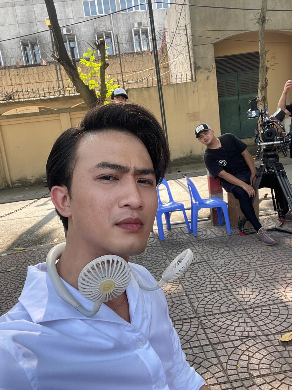 Doãn Quốc Đam đeo quạt vào cổ quay phim giữa trời nắng 40 độ ở Hà Nội - 1 Doãn Quốc Đam đeo quạt vào cổ quay phim giữa trời nắng 40 độ ở Hà Nội - 1