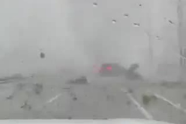 Lốc xoáy làm lật ô tô trên cao tốc Mỹ