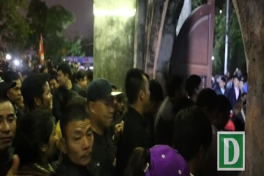 Người dân ùa vào đền Thiên Trường