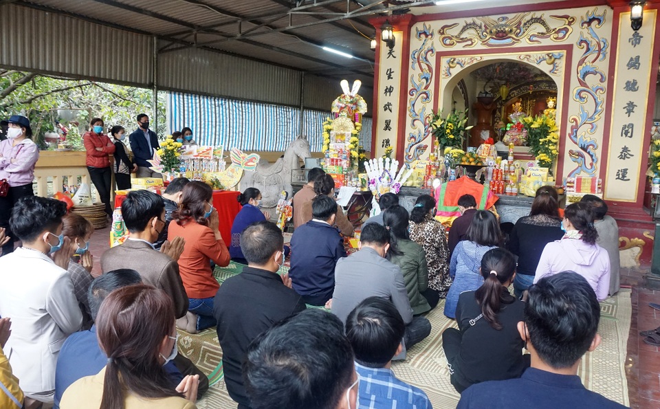 Du khách mang khẩu trang tấp nập đi cầu công danh sự nghiệp đầu năm - 9 Du khách mang khẩu trang tấp nập đi cầu công danh sự nghiệp đầu năm - 9