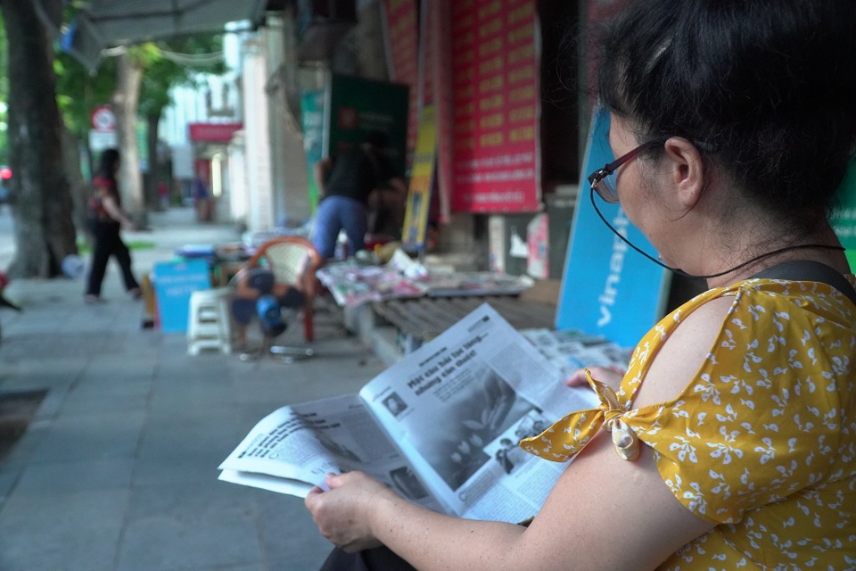 Vì sao người Hà Nội vẫn chọn báo giấy là thức quà sáng đặc biệt? - 3 Vì sao người Hà Nội vẫn chọn báo giấy là thức quà sáng đặc biệt? - 3
