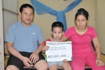 Trao tặng hơn 500 triệu đồng giúp đỡ vợ chồng mù chữa bệnh cho con