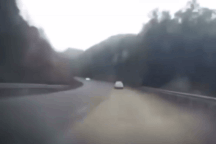 Mất lái ở khúc cua, ô tô lao thẳng vào xe đối diện