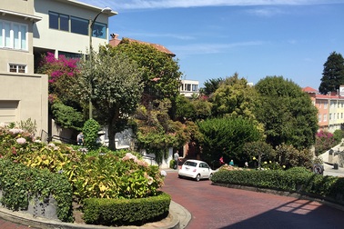 Giao thông trên con đường ngoằn ngoèo nhất thế giới