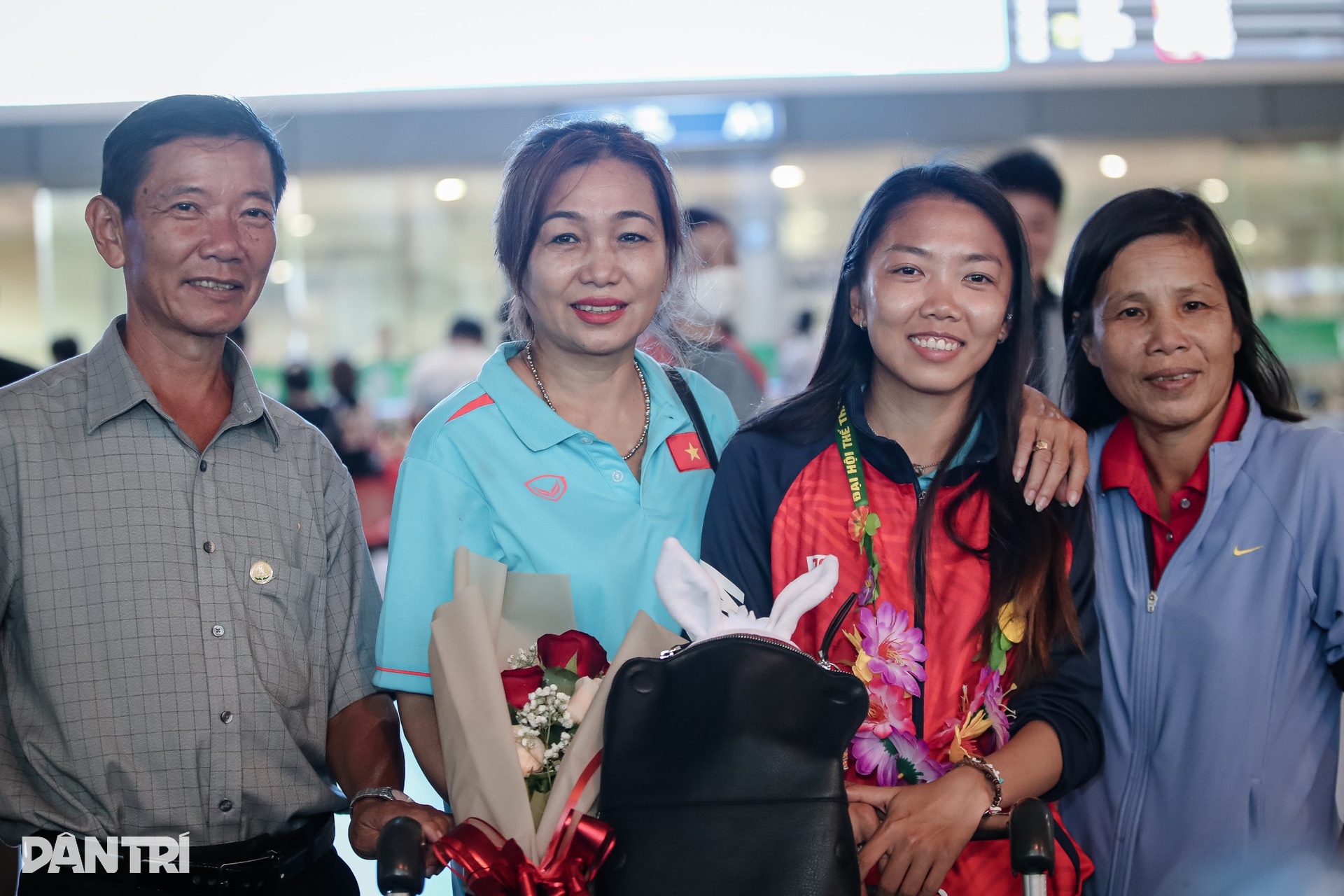 Tuyển nữ Việt Nam rạng rỡ trong ngày về nước  - 8