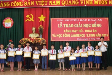 Bình Định: Xét cấp học bổng hỗ trợ học sinh nghèo có nguy cơ bỏ học