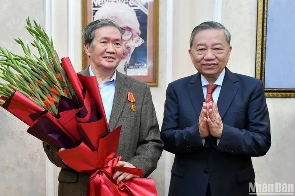 Tổng Bí thư Tô Lâm trao Huân chương Hồ Chí Minh tặng ông Đinh Thế Huynh - 1 Tổng Bí thư Tô Lâm trao Huân chương Hồ Chí Minh tặng ông Đinh Thế Huynh - 1