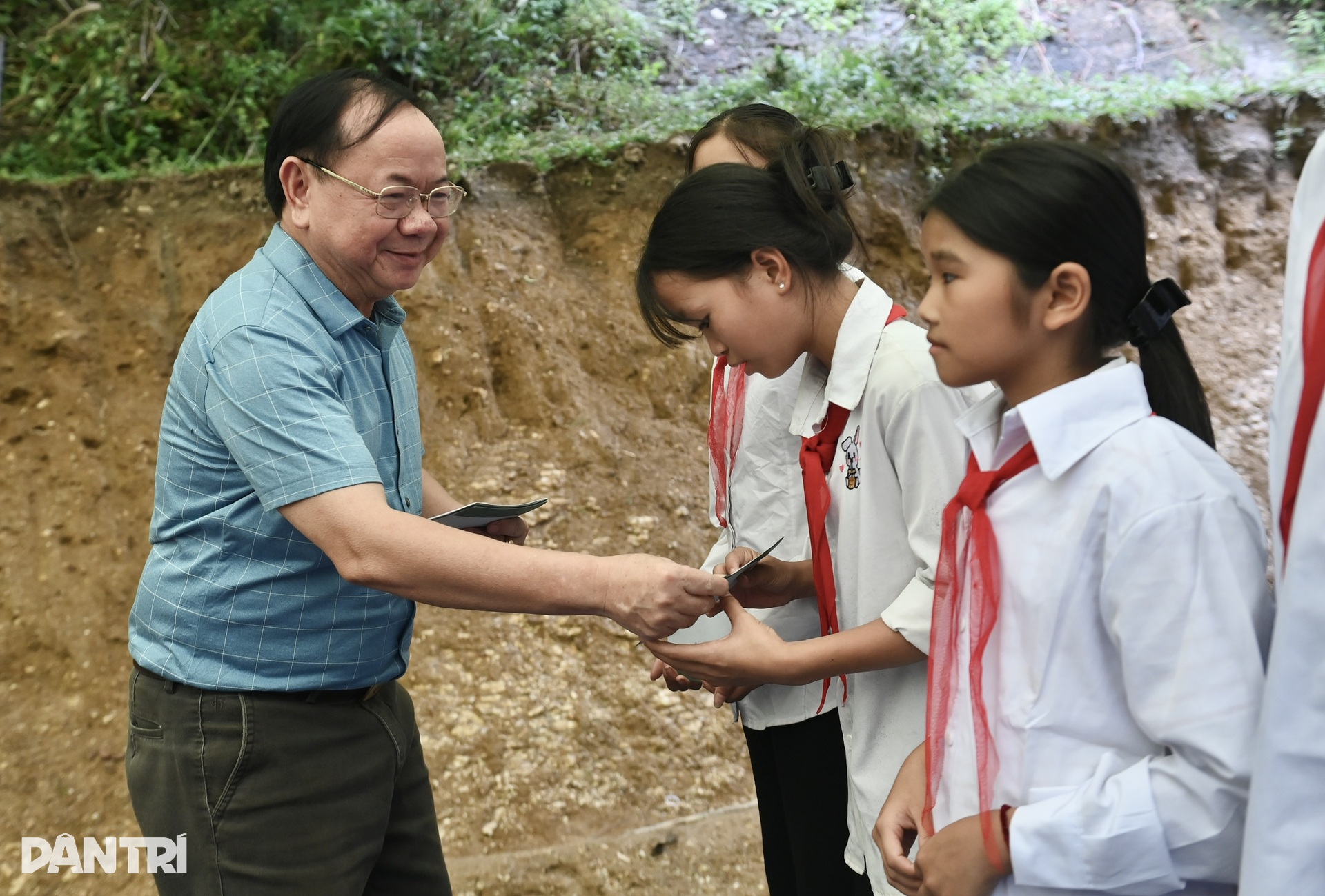 Khởi công cầu Dân trí, xóa nỗi ám ảnh của người dân Cao Bồ khi mưa lũ về - 16 Khởi công cầu Dân trí, xóa nỗi ám ảnh của người dân Cao Bồ khi mưa lũ về - 16