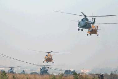 Chiêm ngưỡng SU-30MK2, Yak-130, trực thăng hợp luyện tại sân bay Biên Hòa