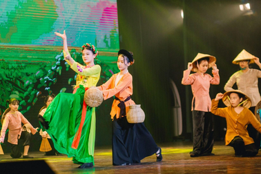 Nhạc kịch có Tấm Cám, Thánh Gióng sử dụng 205 bộ trang phục truyền thống