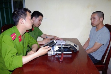 Đột nhập vào chùa, khống chế sư trụ trì cướp tài sản