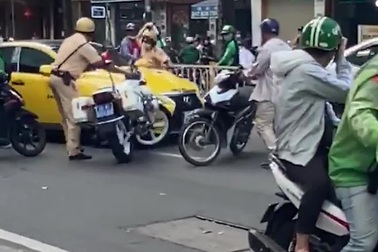 Xôn xao clip ô tô húc ngã mô tô đặc chủng CSGT rồi bỏ chạy