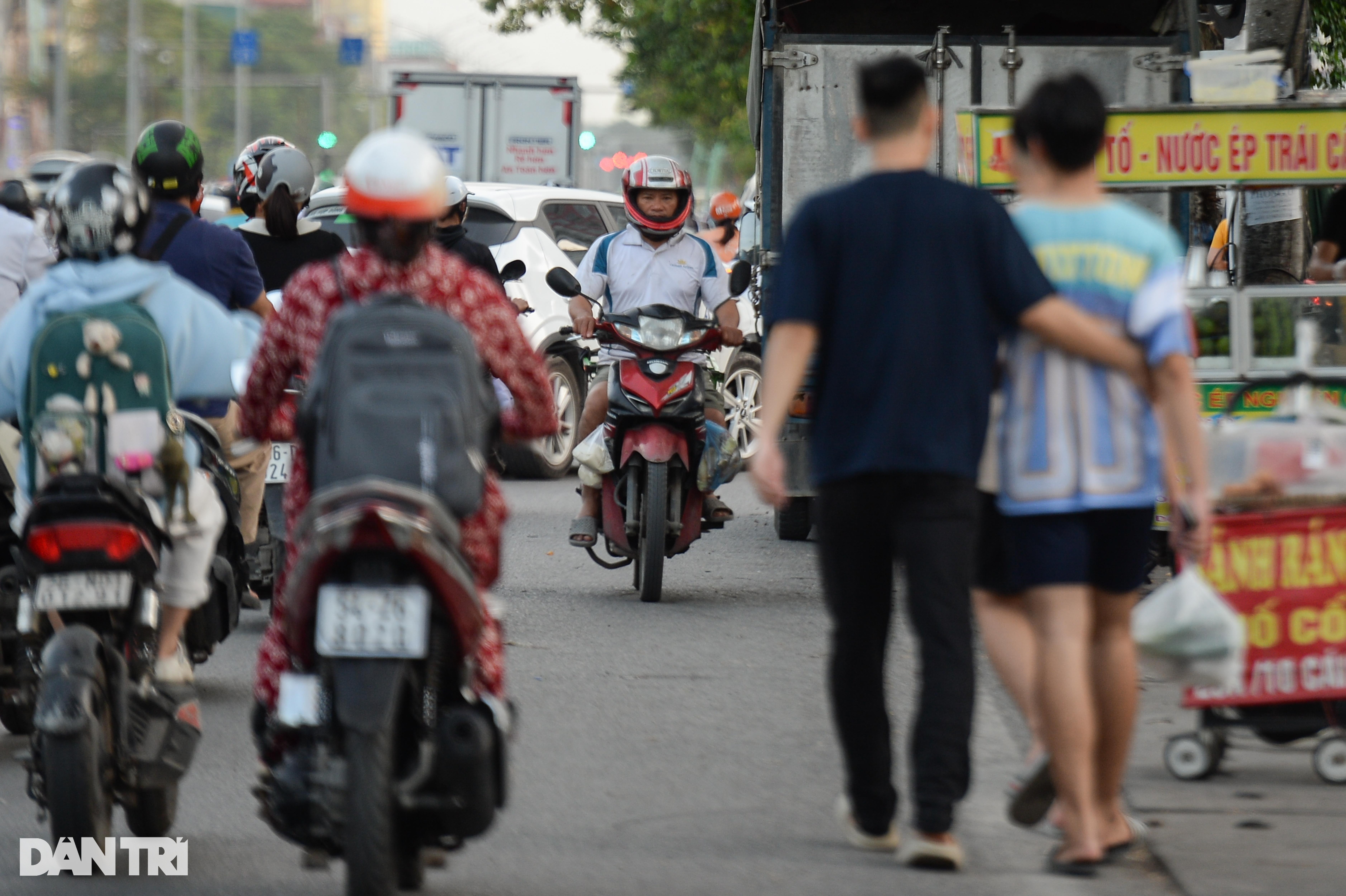 View - Xe máy nối đuôi nhau, rồng rắn đi ngược chiều ở Hà Nội | Báo Dân trí