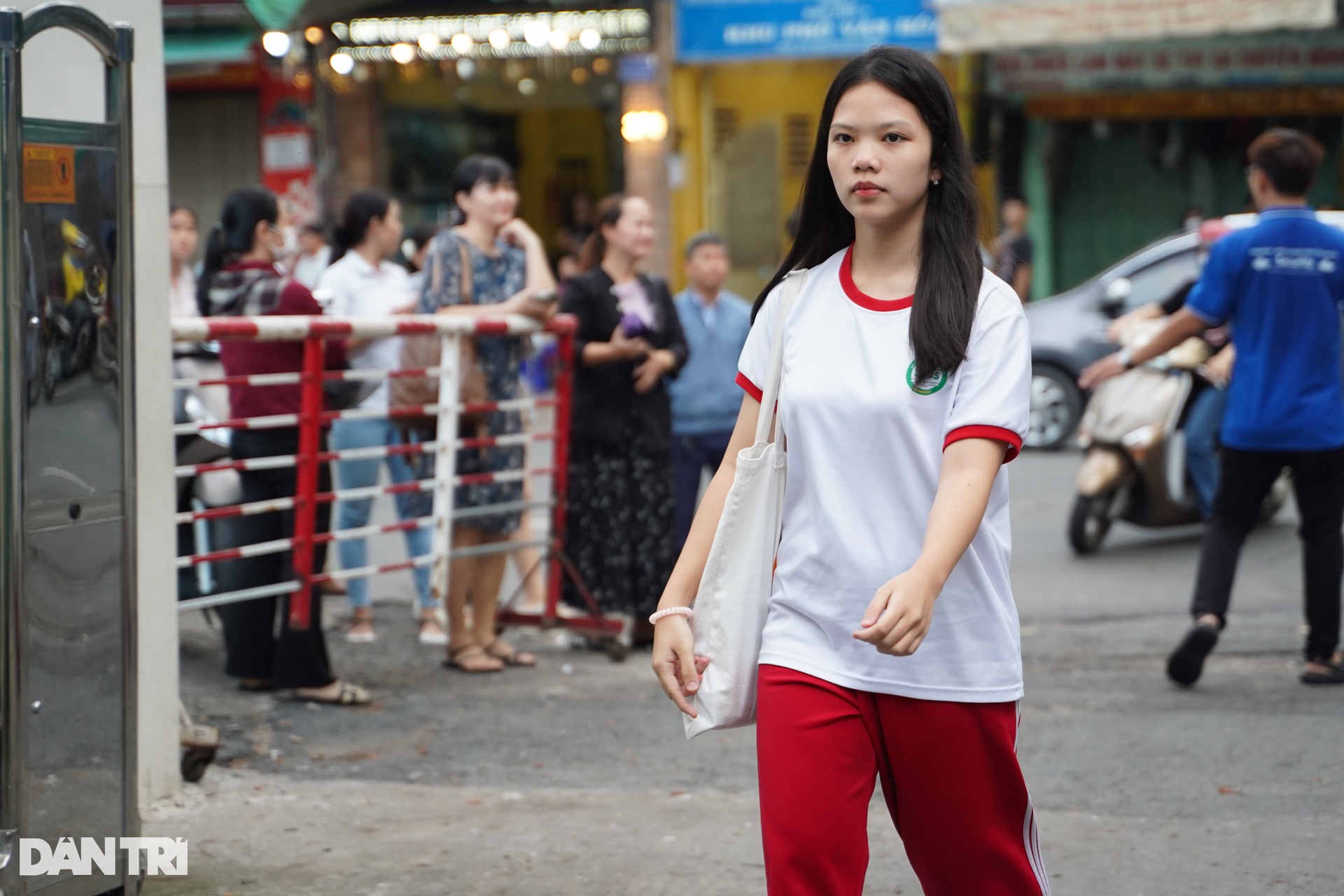 បេក្ខជនជាង 3,500 នាក់ប្រកួតប្រជែងដើម្បីចូលរៀនថ្នាក់ទី 10 នៅវិទ្យាល័យអំណោយ - 4 Hơn 3.500 thí sinh tranh suất vào lớp 10 Trường Phổ thông Năng khiếu - 4