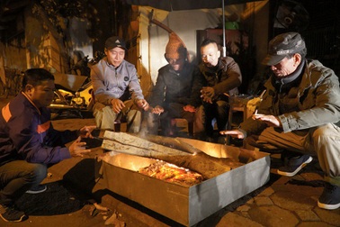 Cuộc sống mưu sinh trong đêm lạnh kỷ lục ở Hà Nội