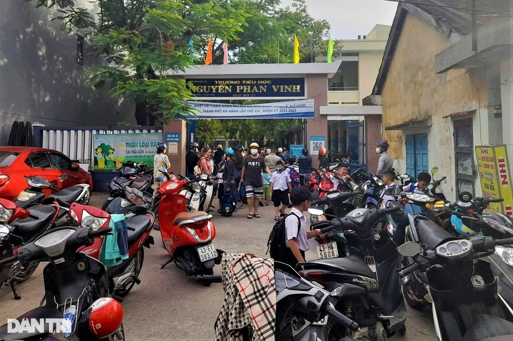 Học sinh bầm tím chân: Phụ huynh bất ngờ không đồng ý con bị bạn đánh - 1 Học sinh bầm tím chân: Phụ huynh bất ngờ không đồng ý con bị bạn đánh - 1