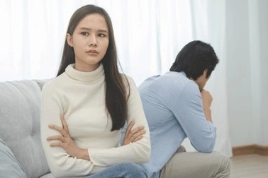 Tôi rất ghen với mối quan hệ thân thiết của chồng và em gái anh ấy