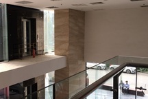 Vụ ngã từ sảnh thang máy chung cư: Thang mới lắp, ban quản trị không biết?