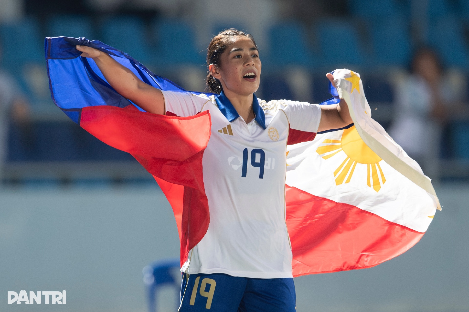 Cầu thủ Phillippines ôm mặt khóc sau chiến thắng trước tuyển nữ Việt Nam - 13