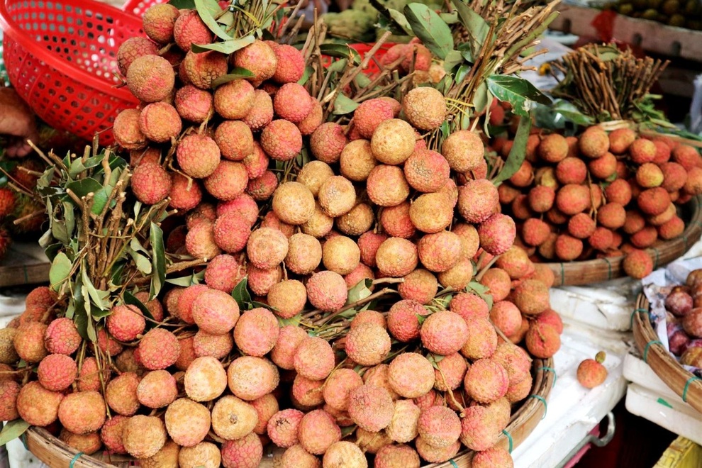 Chợ tết Đoan Ngọ hàng hóa phong phú, người dân thắt chặt chi tiêu - 2 Chợ tết Đoan Ngọ hàng hóa phong phú, người dân thắt chặt chi tiêu - 2