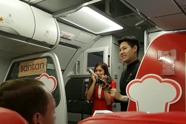 Màn biểu diễn của nữ tiếp viên hàng không xinh đẹp
